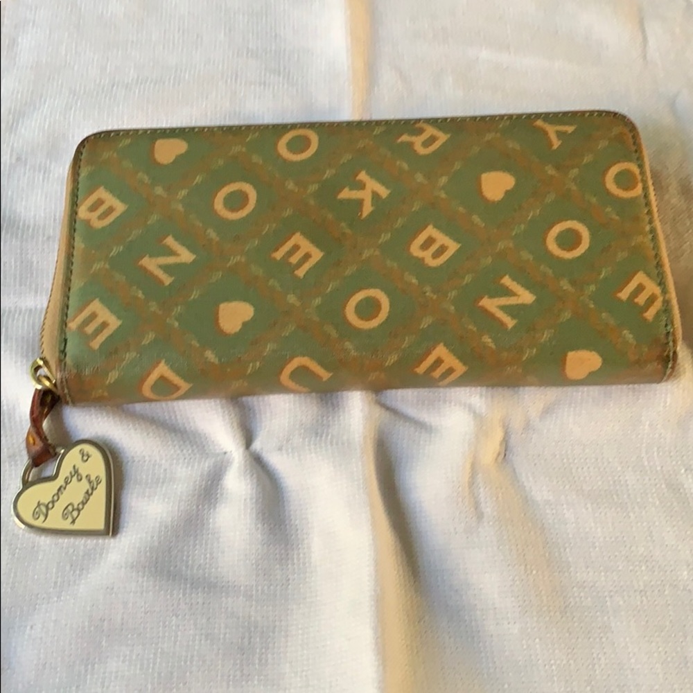 Dooney & Bourke Zip large wallet